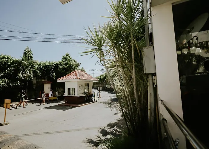 Near Airport & Beaches, Wifi, Netflix, Pool Apartment Lapu-Lapu City