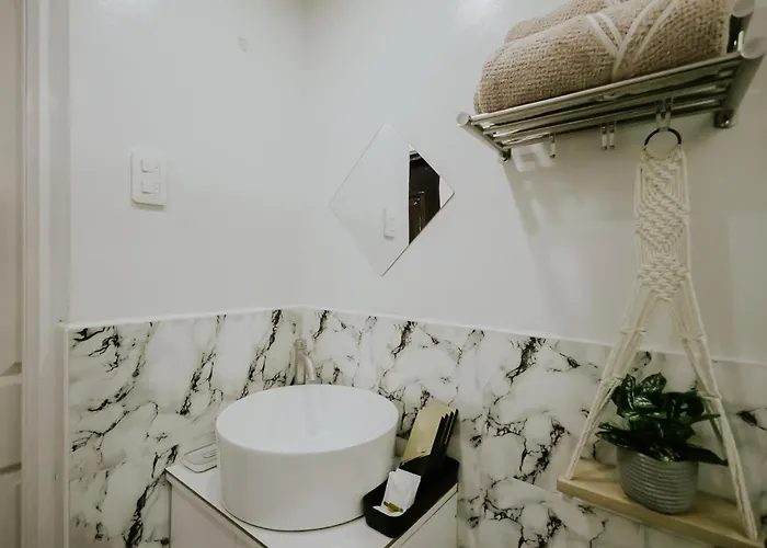 Near Airport & Beaches, Wifi, Netflix, Pool * Lapu-Lapu City